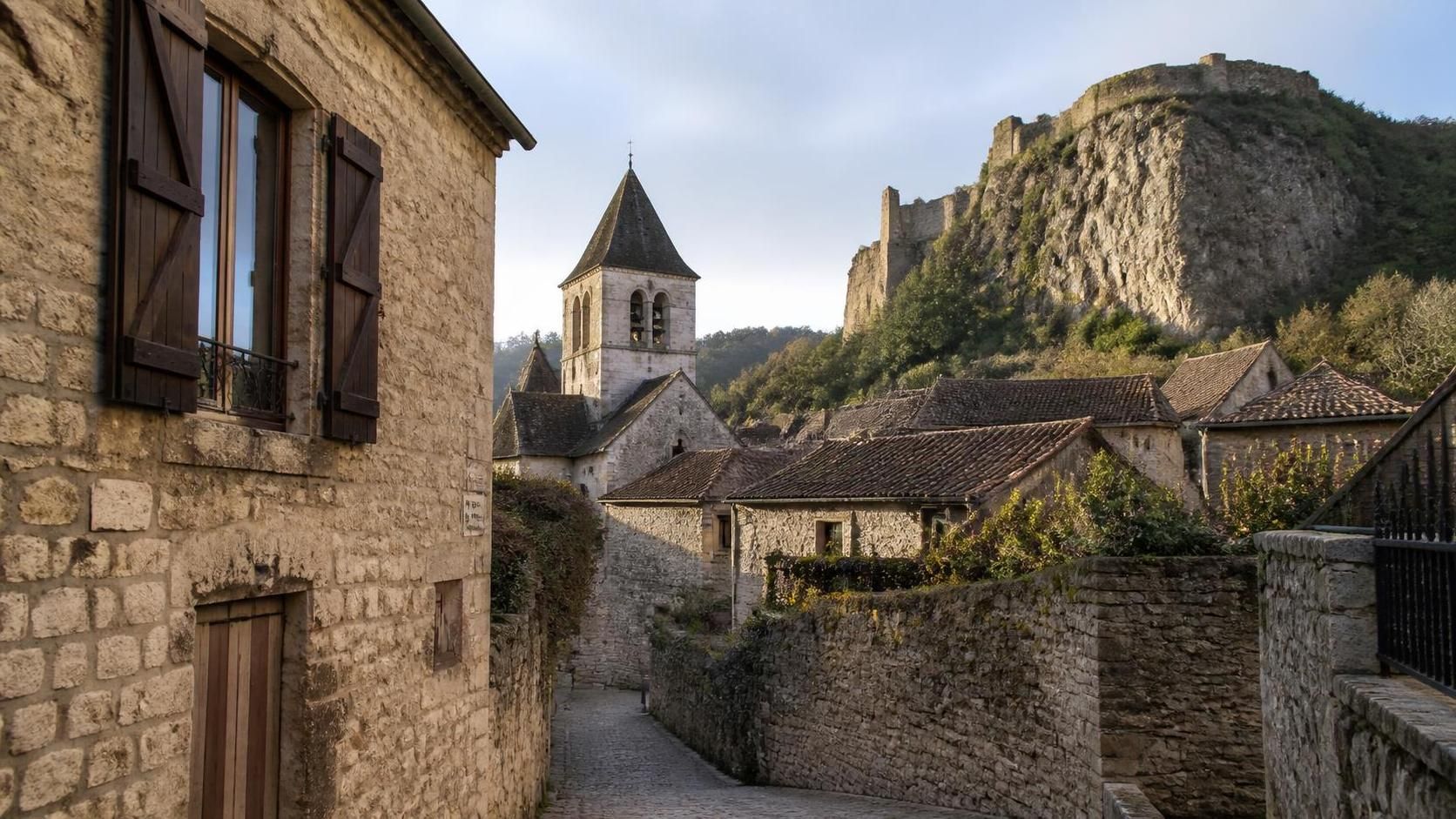 explorez caylus, une cité historique riche en patrimoine et en charme, et laissez-vous séduire par son histoire fascinante et ses paysages pittoresques.