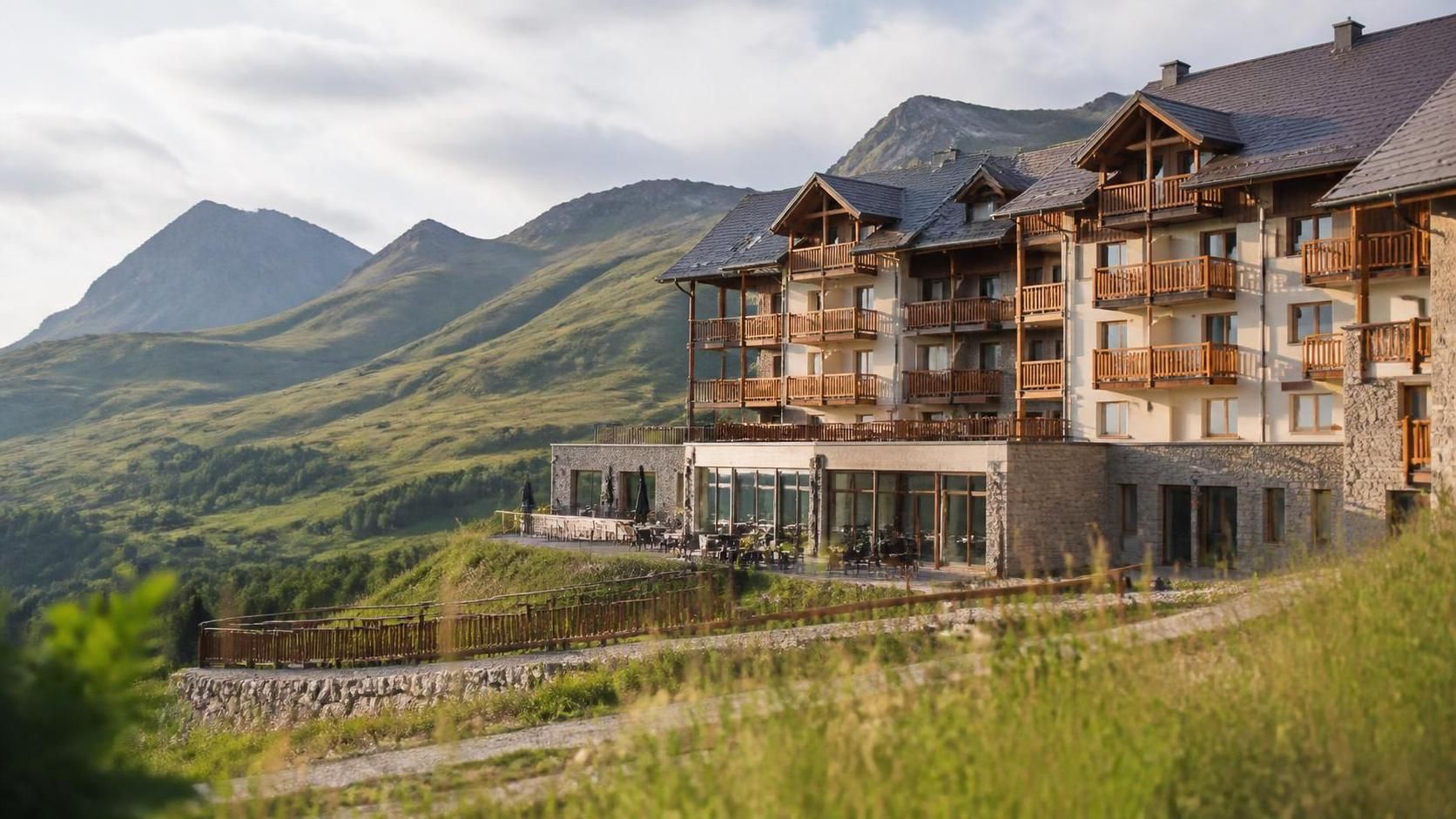 découvrez le charme unique du sancy resort, votre destination idéale pour une escapade inoubliable au cœur des monts d'auvergne alliant confort, nature et détente.