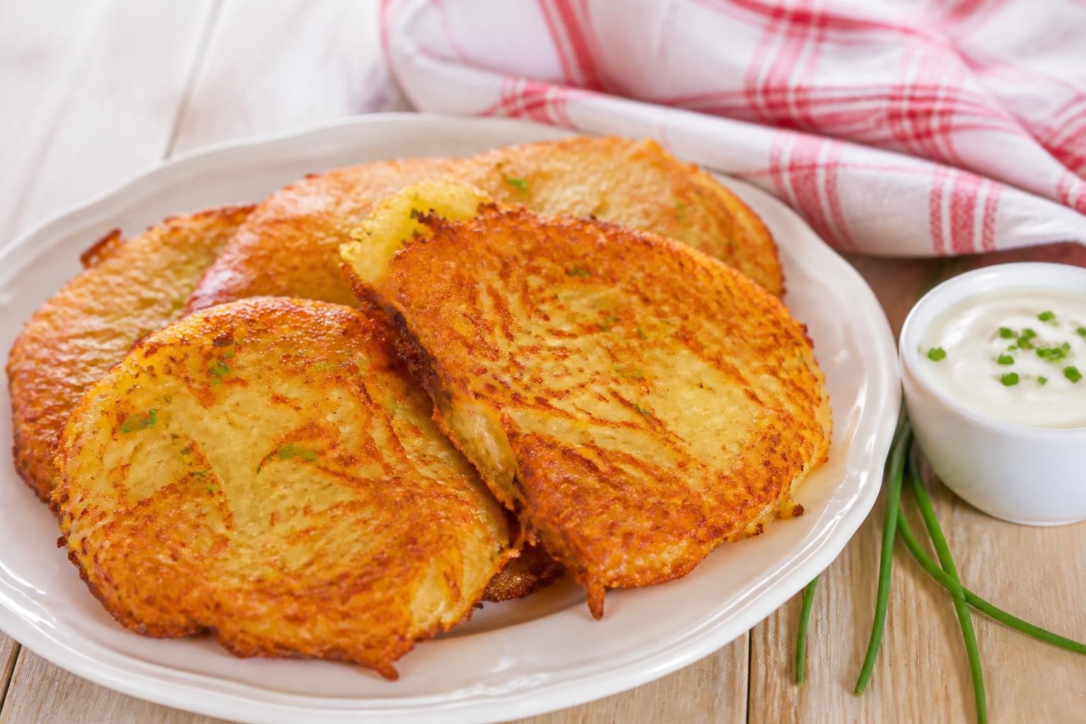 découvrez une délicieuse recette de galettes aux pommes de terre râpées, croustillantes à l'extérieur et fondantes à l'intérieur, parfaite pour un repas convivial.
