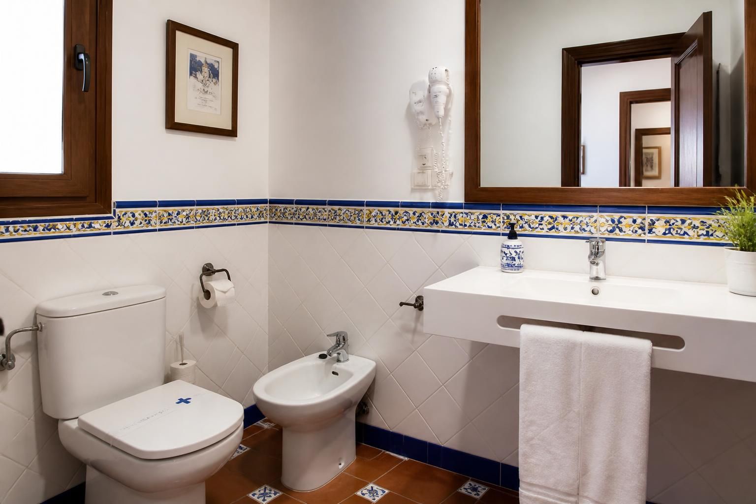 découvrez tout ce qu'il faut savoir sur les toilettes en espagne avant votre voyage : coutumes, types d'installations et conseils pratiques pour un séjour serein.