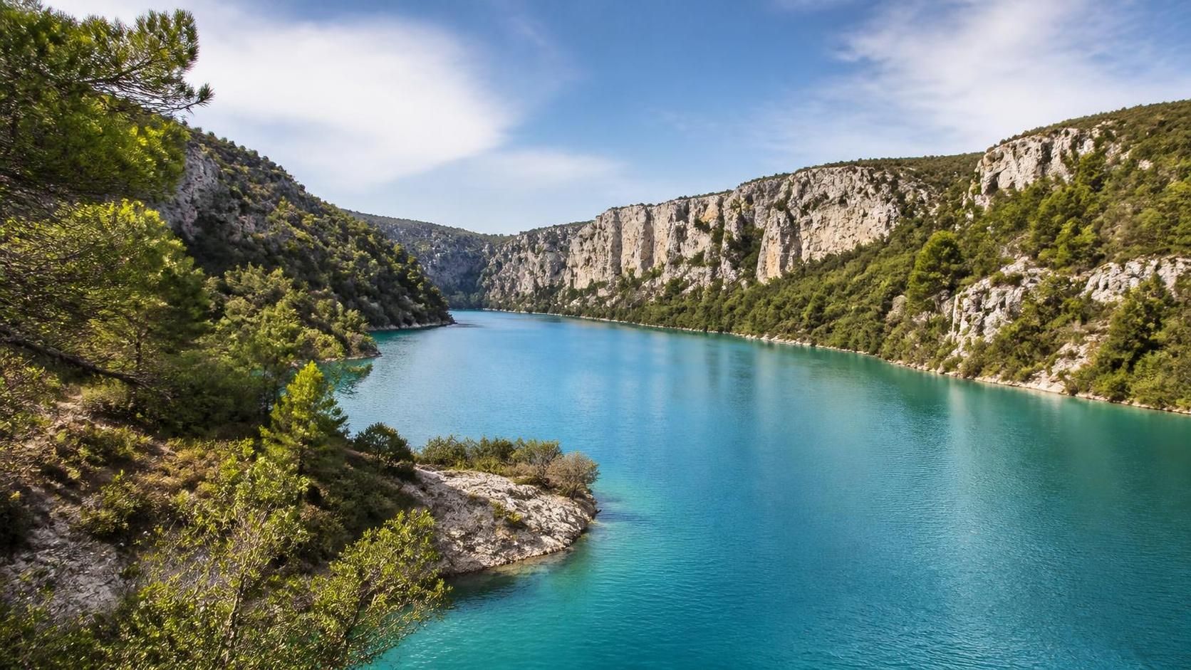 explorez le lac d'esparron, un joyau naturel niché en provence, idéal pour les amateurs de nature, de détente et d'activités en plein air.