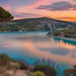 explorez le lac d'esparron, un trésor naturel niché en provence, idéal pour les amoureux de la nature et les activités en plein air.