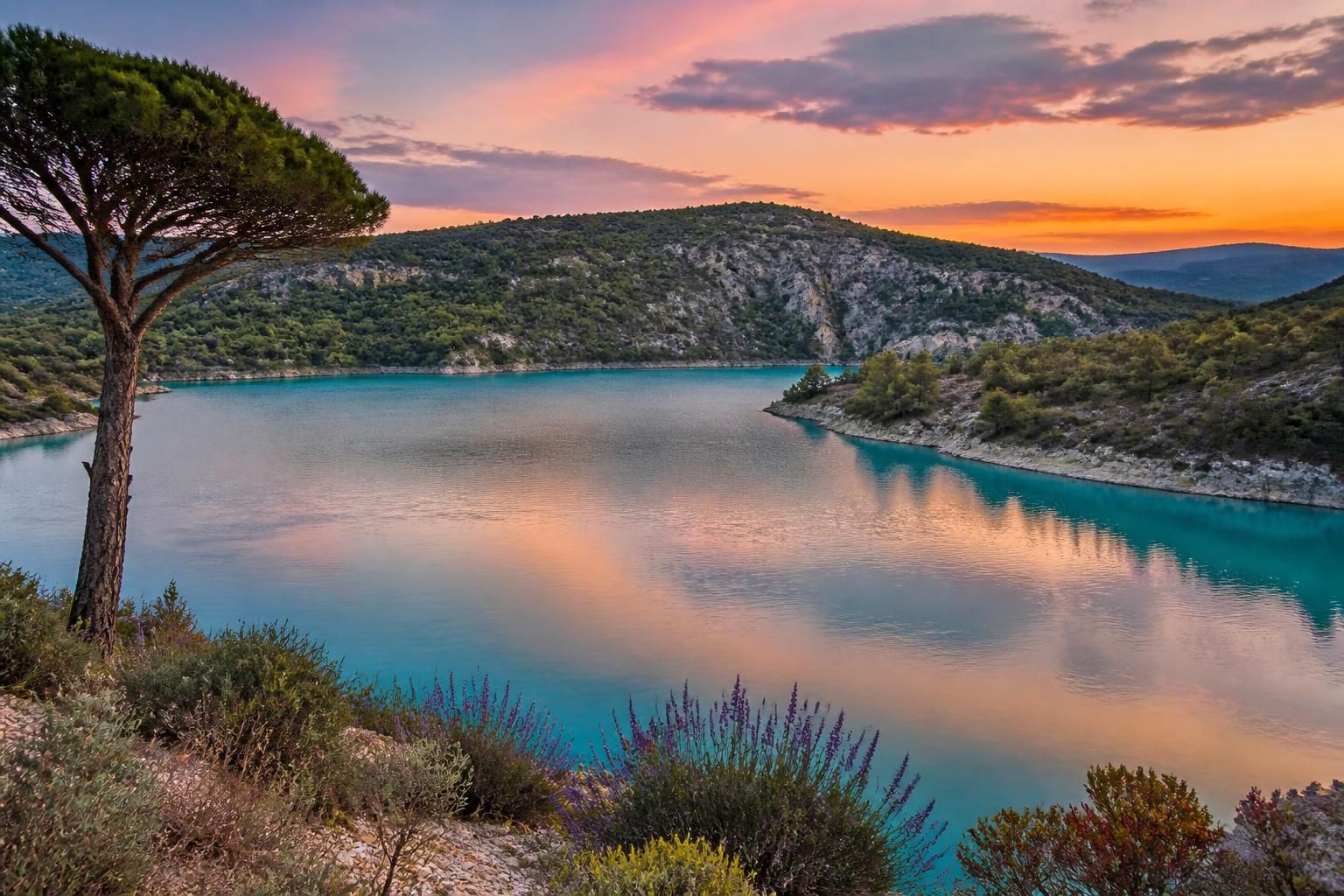 explorez le lac d'esparron, un trésor naturel niché en provence, idéal pour les amoureux de la nature et les activités en plein air.