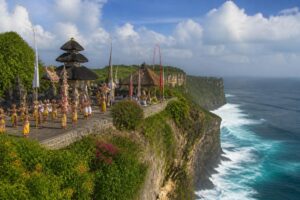 Découvrez la magie d&rsquo;Uluwatu : un paradis entre falaises et traditions balinaises