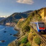 embarquez pour un voyage pittoresque à travers les cinque terre en train, entre mer scintillante et montagnes majestueuses, et découvrez des paysages à couper le souffle.