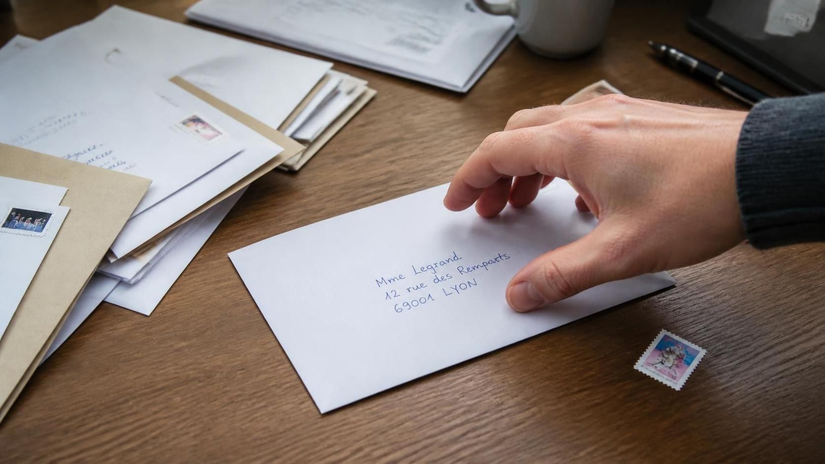 découvrez tout ce qu’il faut savoir avant d’envoyer une enveloppe sans timbre, les alternatives possibles et les conseils pour un envoi réussi.