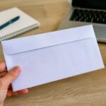 découvrez tout ce qu'il faut savoir avant d'envoyer une enveloppe sans timbre, les règles à respecter et les alternatives possibles pour assurer la bonne réception de votre courrier.