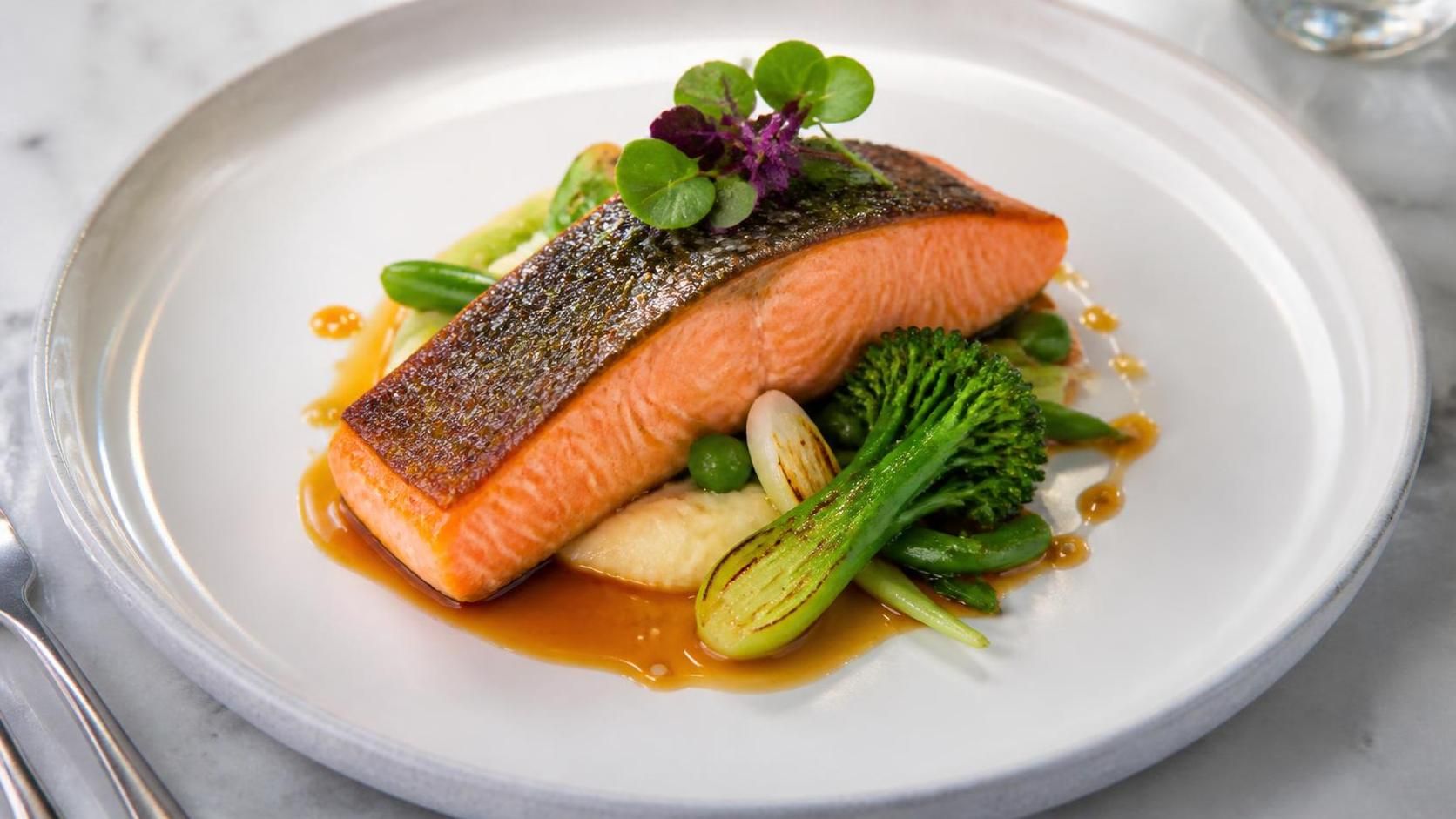 découvrez des idées gourmandes et originales pour sublimer votre saumon à l'assiette, alliant saveurs et créativité pour des repas délicieux et raffinés.