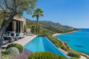 Louez une somptueuse villa en bord de mer en Corse pour des vacances inoubliables