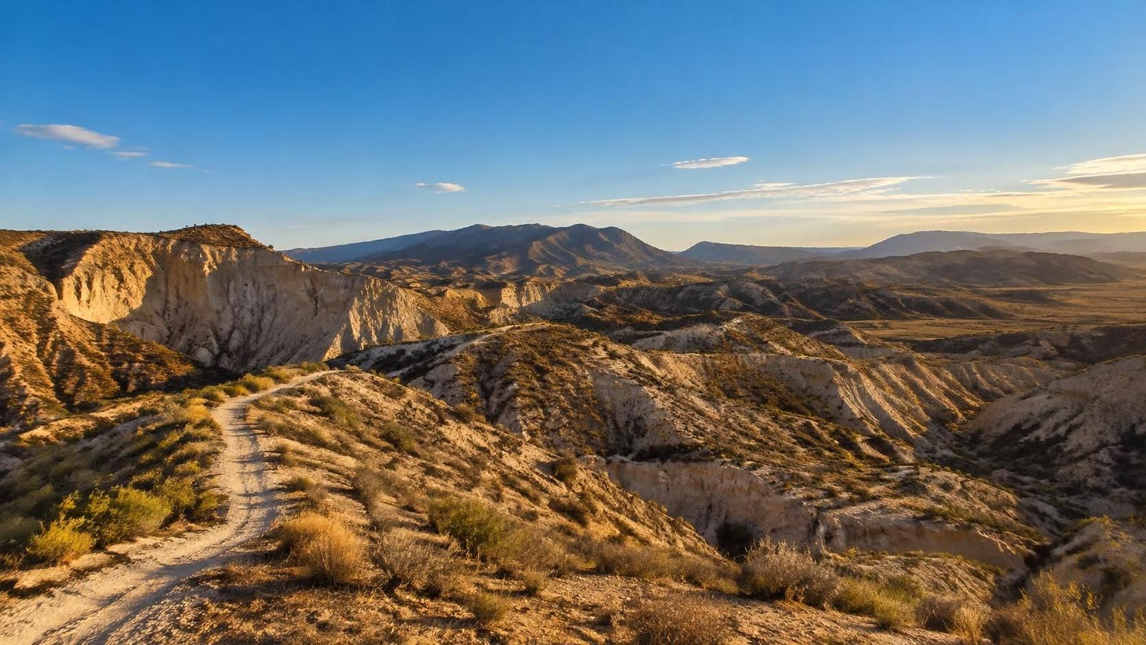 explorez les paysages désertiques insolites d’espagne, des étendues arides aux formations rocheuses surprenantes, et préparez une escapade hors du commun.