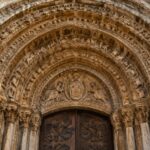 découvrez l’archivolte, cet arc décoratif qui sublime portes et fenêtres, et plongez dans son histoire, ses styles et la richesse de ses ornements.