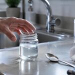 découvrez les risques du sérum physiologique fait maison : contamination, dosage inadapté et précautions à connaître pour protéger votre santé.